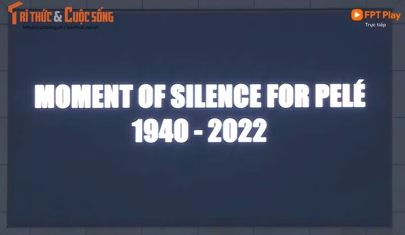 Dòng tưởng niệm Pele được hiện ở màn hình lớn ở SVĐ Mỹ Đình.