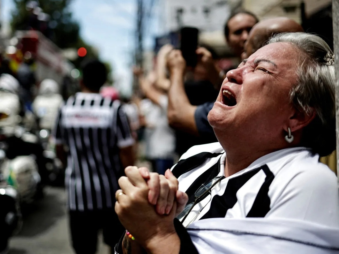 CĐV Brazil xem Pele là tên tuổi bất tử, dù ông giải nghệ từ năm 1977. Một nữ CĐV lớn tuổi của Santos oà khóc khi xe chở linh cữu Pele đi qua.