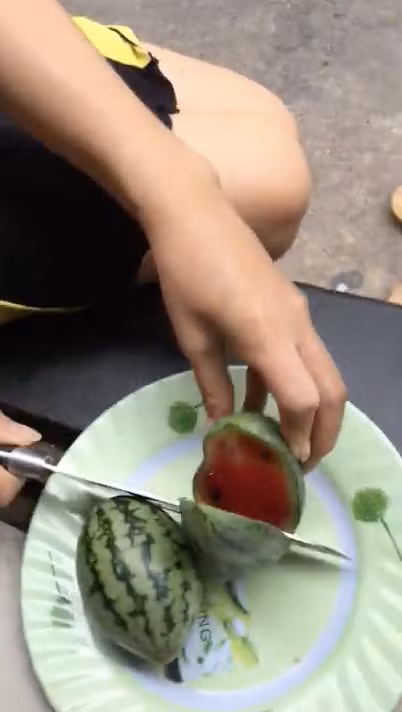 Không ngờ bên trong trái dưa nhỏ xíu lại có nhiều thịt, màu đỏ ửng, mọng nước, cùi còn rất mỏng.