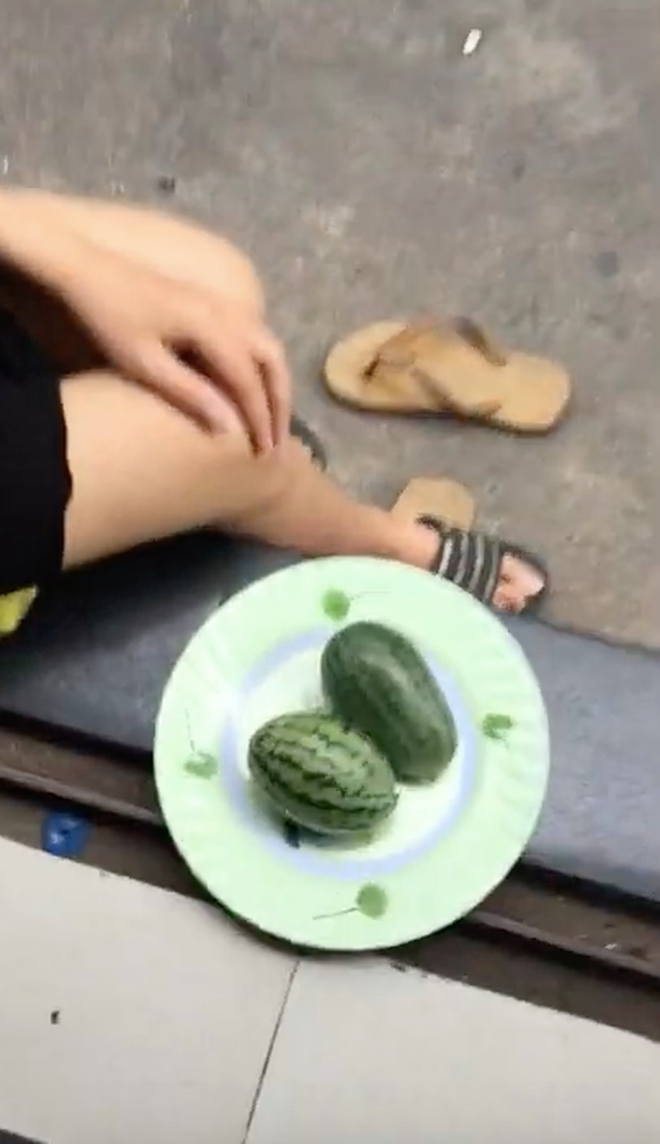 Vẫn đang trong mùa hè nên những clip về trái cây đặc biệt là dưa hấu chiếm sóng cõi mạng, nhiều video đạt cả triệu view, tương tác cực khủng dù nội dung không có gì quá đặc biệt.