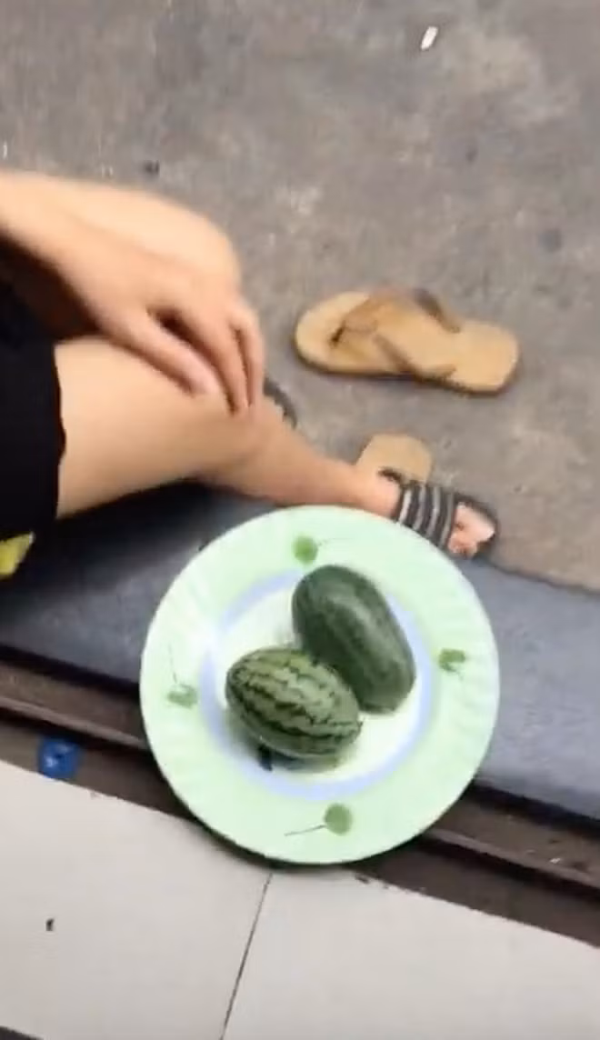 Vẫn đang trong mùa hè nên những clip về trái cây đặc biệt là dưa hấu chiếm sóng cõi mạng, nhiều video đạt cả triệu view, tương tác cực khủng dù nội dung không có gì quá đặc biệt.