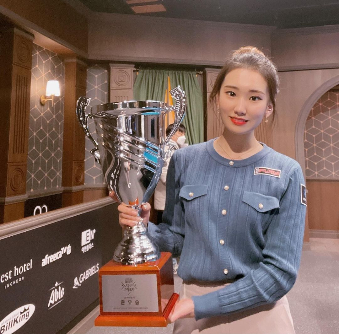 Tổng giá trị giải thưởng của giải Hollywood Siêu Cúp Việt - Hàn là 38 triệu won, tương đương 708 triệu đồng