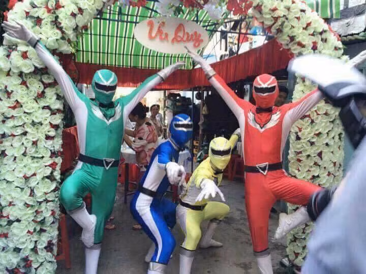 Trước đó, mạng xã hội cũng từng xuất hiện những hình ảnh thiếu chỉnh tề trong ngày ăn hỏi.