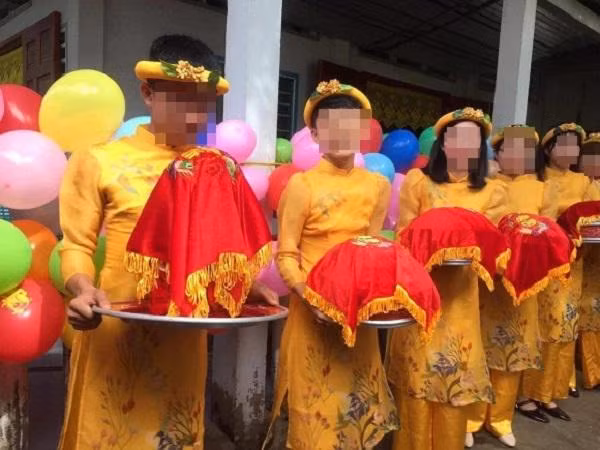 Đi kèm hình ảnh 2 chàng trai xuất hiện trong dàn bê tráp nhà gái là dòng trạng thái có tiêu đề: "Khi nhà gái thiếu người bê tráp".