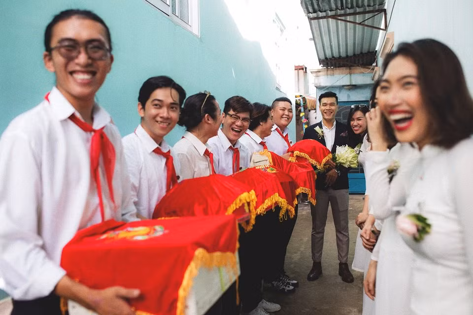 Không ít những đám hỏi từng bị dân mạng lên tiếng bởi trang phục chẳng giống ai của đội bê tráp.