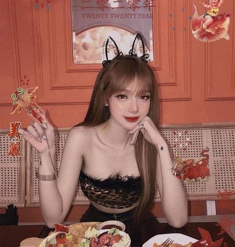 Nhìn gương mặt đầy trong trẻo, thơ ngây của Mỹm Trần, hẳn nhiều người sẽ không nghĩ rằng cô nàng lại có vòng 1 chuẩn phồn thực.