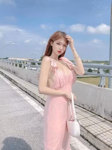 Khuôn ngực căng tròn, tràn trề sức sống được Mym Trần khoe khéo trong từng khung hình chia sẻ lên mạng xã hội.