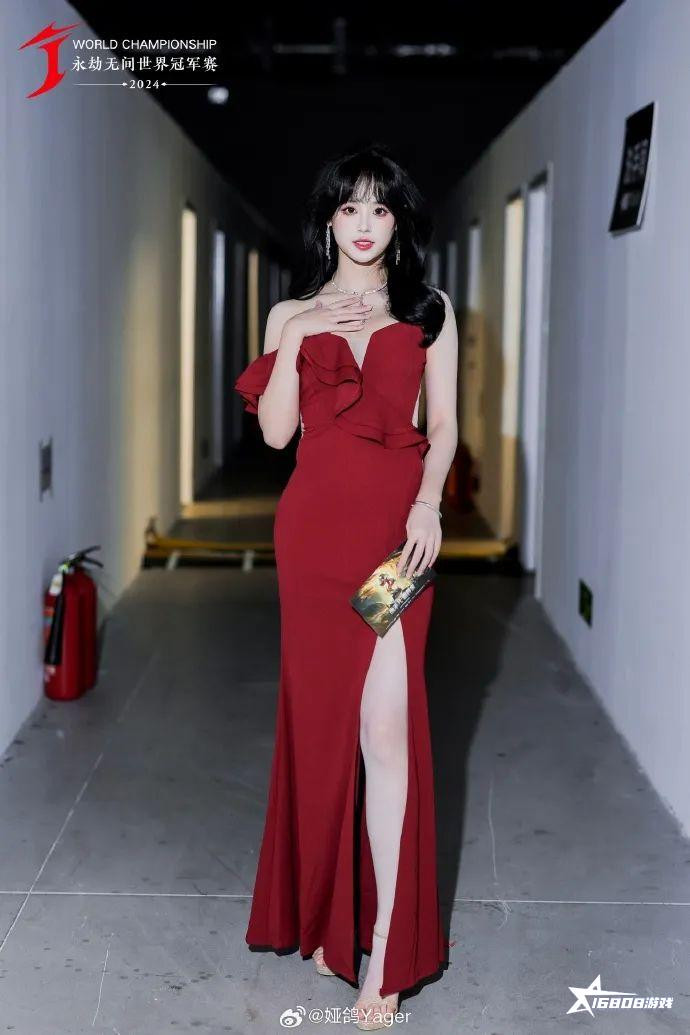 Đôi chân dài và làn da trắng mịn của Yager khiến người xem không thể rời mắt, thậm chí nhiều người còn thừa nhận rằng họ bị mê hoặc bởi vẻ đẹp của cô.