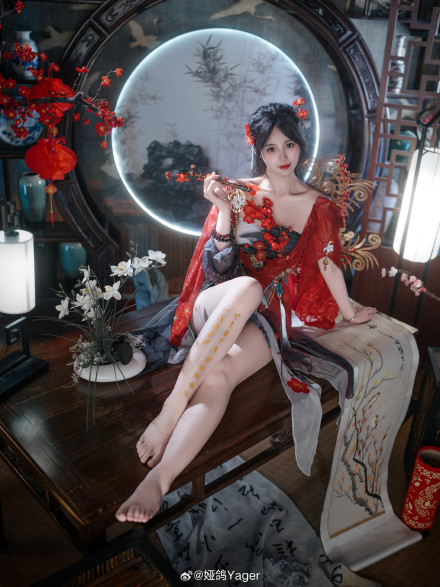 Với tông màu đỏ rực rỡ mang đậm không khí Tết, bộ trang phục không chỉ gợi lên sự may mắn, thịnh vượng mà còn giúp Yager khoe trọn vóc dáng quyến rũ.