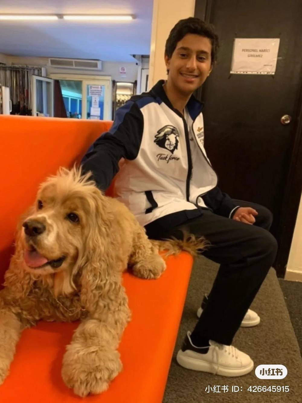 Hình ảnh của cậu bắt đầu nổi tiếng sau trận mở màn World Cup 2022, vị hoàng tử này đã có biểu cảm ngơ ngác với đôi mắt mở to pha chút bất lực khi chứng kiến đội nhà để thua.