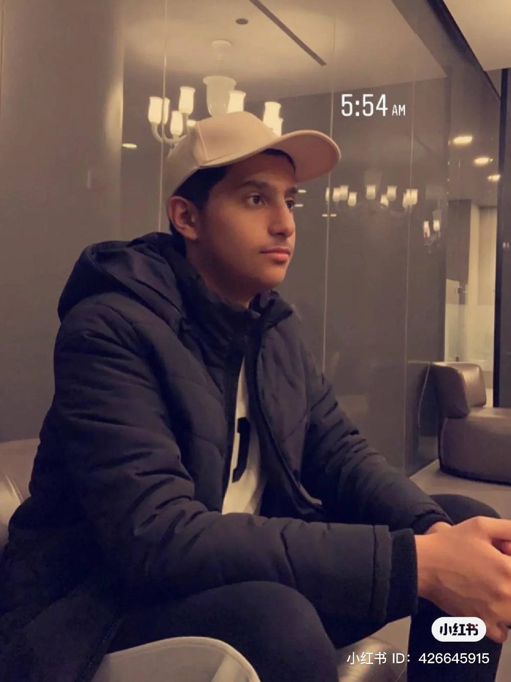 Nhiều người thậm chí còn ghép khoảnh khắc của vị hoàng tử bé trên với hình ảnh linh vật La'eeb của World Cup.