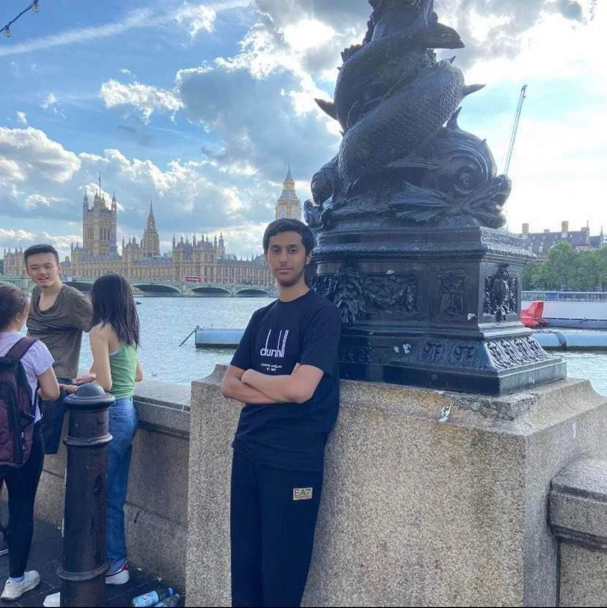 Đồng thời, vị hoàng tử dường như thích du lịch nên xuất hiện ở khá nhiều nơi nổi tiếng.