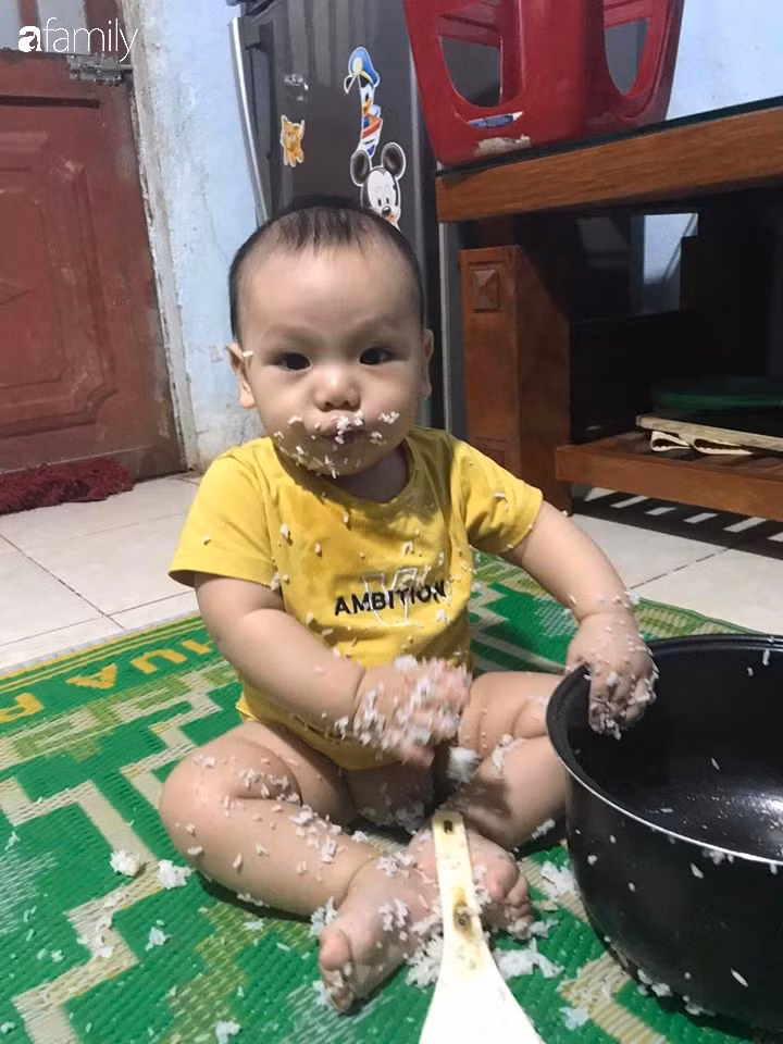 Cũng chỉ vì mẹ để em đói quá mà em phải tự xử nè!