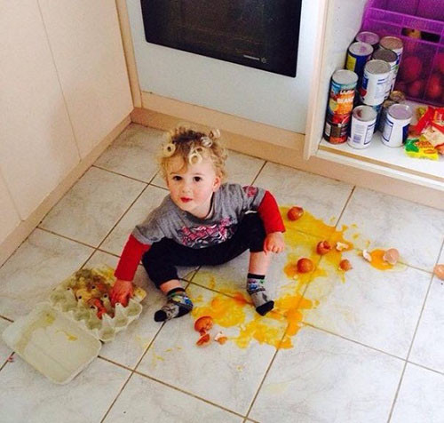 Thèm ăn trứng quá nhưng mẹ lại không cho đành ăn vụng vậy.