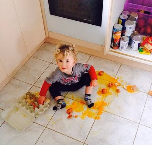 Thèm ăn trứng quá nhưng mẹ lại không cho đành ăn vụng vậy.