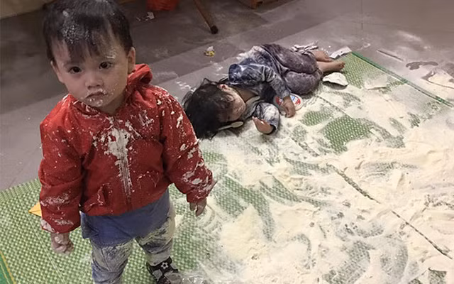 Bảo cậu anh trông đứa em nhưng vì đến giờ uống sữa rồi mà mẹ chưa về, đành phải bày ra uống thôi nào!