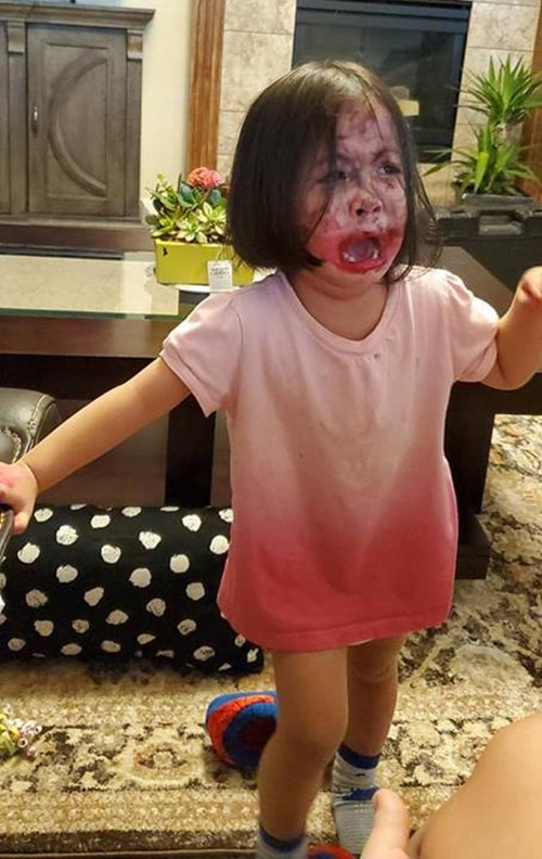 Không ít lần, các mẹ bỉm sữa đã phải tá hỏa khi chứng kiến cảnh con trẻ nghịch son, bôi nhoe nhoét ra mặt. Thậm chí, nhiều người nhìn không rõ tưởng chuyện gì đó xấu đã xảy ra.