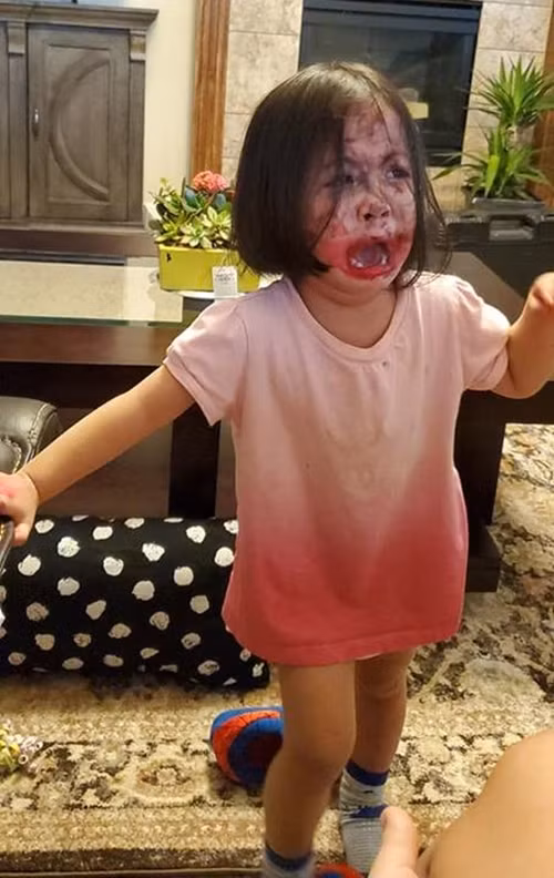 Không ít lần, các mẹ bỉm sữa đã phải tá hỏa khi chứng kiến cảnh con trẻ nghịch son, bôi nhoe nhoét ra mặt. Thậm chí, nhiều người nhìn không rõ tưởng chuyện gì đó xấu đã xảy ra.