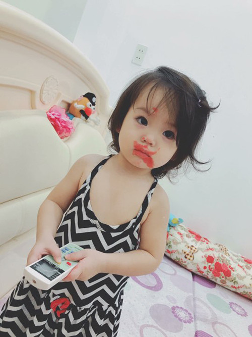 Sau khi bị bắt quả tang màn nghịch phá son của mẹ giương mặt tội lỗi của các "thiên thần nhỏ" khiến nhiều ông bố, bà mẹ không nỡ "xuống tay".
