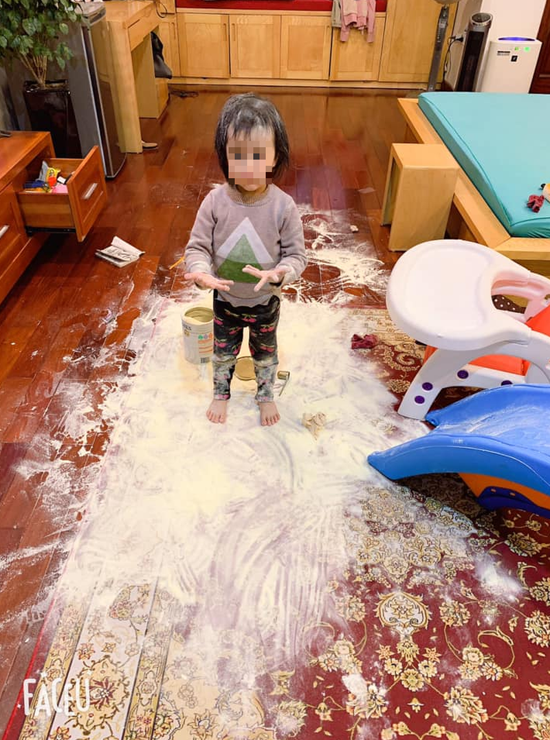 Mẹ sai lấy sữa cho em nhưng ai ngờ bình sữa nặng quá và cái kết phải giặt cả tấm thảm.