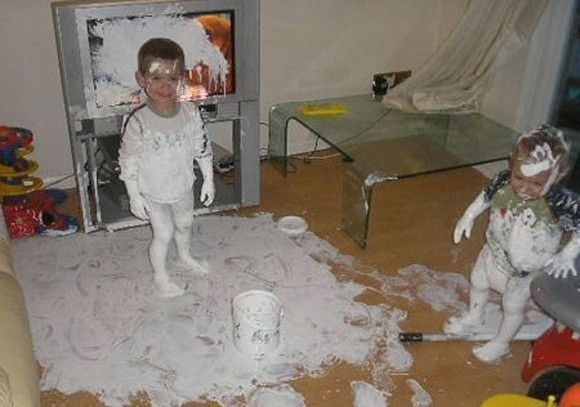 Ngoài son thì hộp sơn từng là đồ chơi của các bé khiến các ông bố, bà mẹ không biết sao để tẩy sạch.