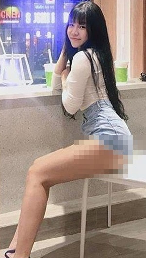 Bạn gái Đặng Văn Lâm cũng dùng công thức áo thun, quần chẽn lưng cao để "hack dáng".