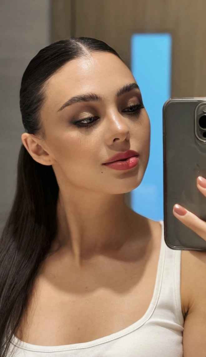 Mới đây, Dianka Zakhidova tiếp tục khiến dân mạng "đứng hình" mất vài giây khi khoe trọn gương mặt không góc chết.