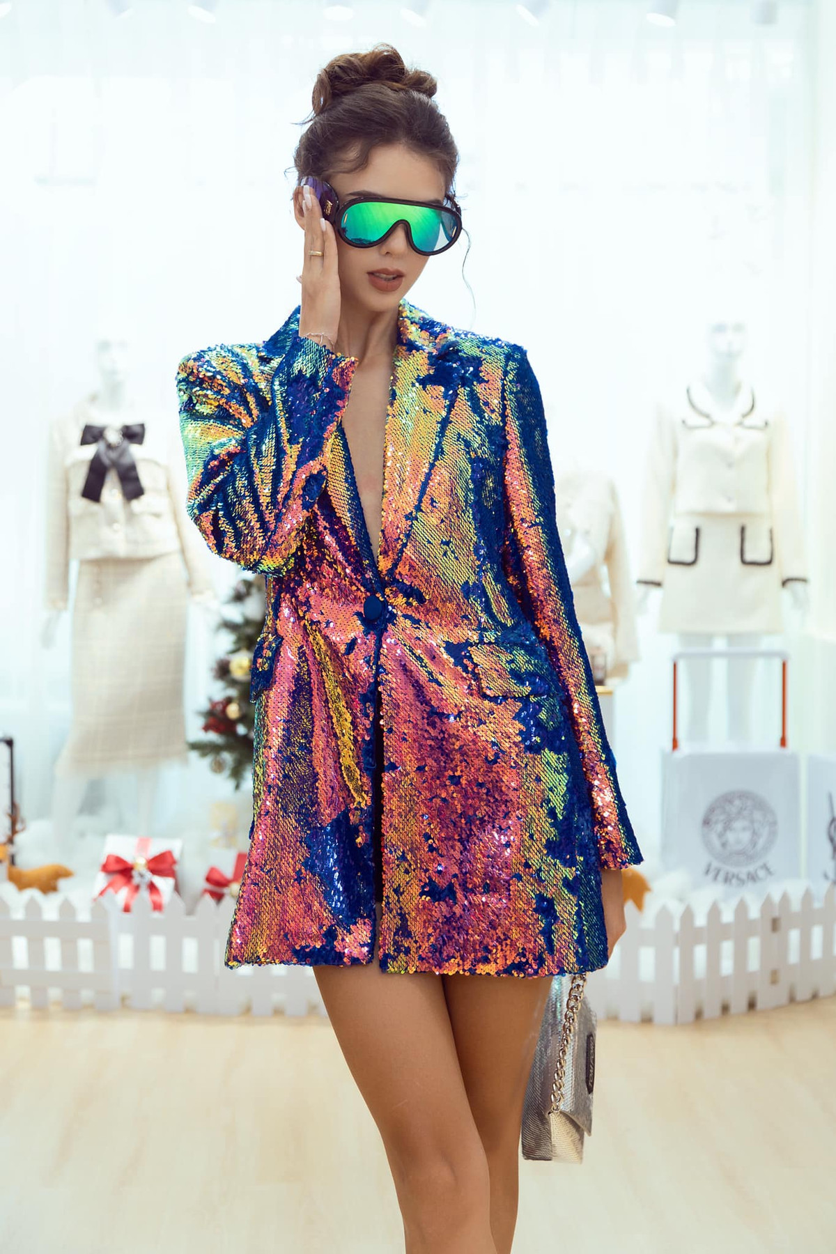 Nàng dâu ngoại quốc cũng rất chu đáo nấu ăn, chăm sóc con để chồng yên tâm thi đấu.