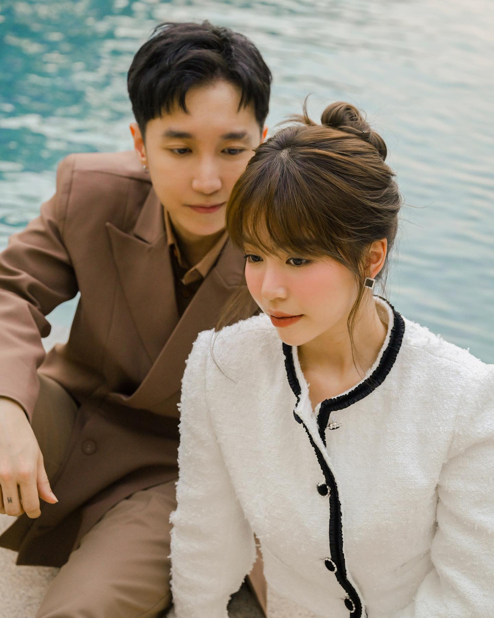 Mới đây, Mẫn Tiên gây chú ý khi bất ngờ công khai khoe nhẫn đính hôn. Bạn trai của cô nàng là Key – thành viên nhóm nhạc Monstar.