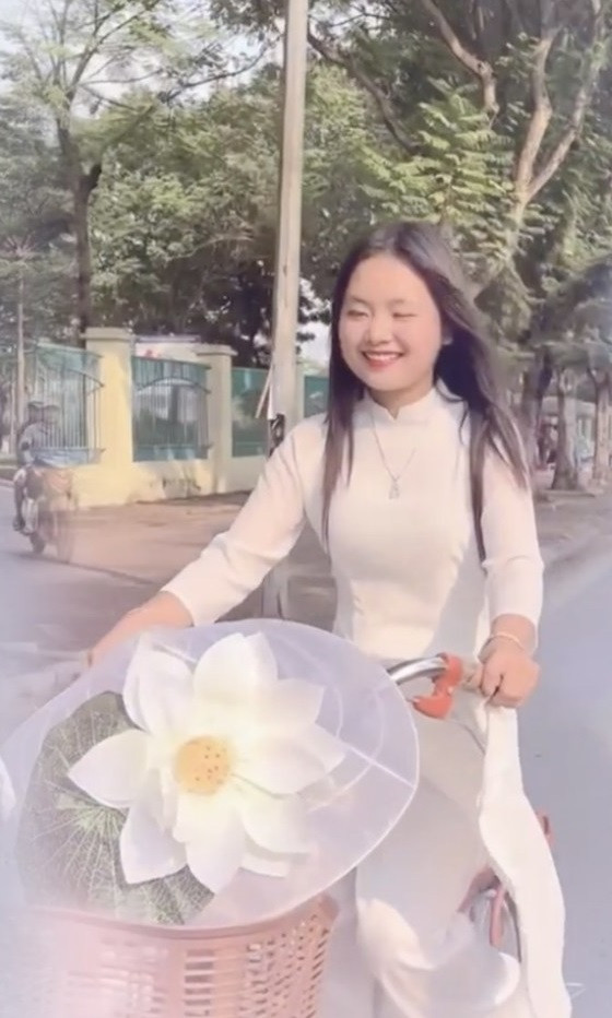 Khác với vẻ sang chảnh, tiểu thư hồi mới nhận việc, cô bé giờ đây lại toát lên sự nhẹ nhàng, nữ tính.