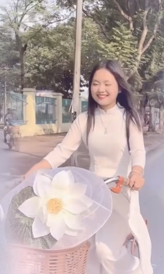 Khác với vẻ sang chảnh, tiểu thư hồi mới nhận việc, cô bé giờ đây lại toát lên sự nhẹ nhàng, nữ tính.