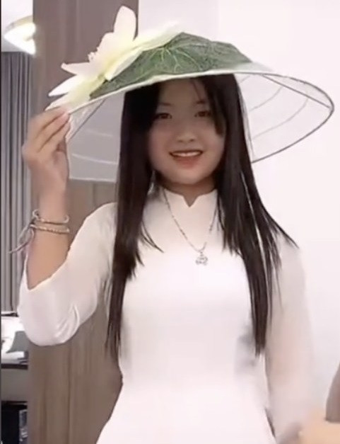 Kể từ khi làm mẫu ảnh độc quyền, cuộc sống của cô bé Phúng Phính như bước sang một trang mới. Không chỉ sống ở nơi xa hoa, có người hỗ trợ 24/7, cô bé còn được mua cho rất nhiều món đồ đắt đỏ, ví như quần áo, mỹ phẩm, điện thoại... Cũng nhờ vậy mà em dần đa dạng phong cách ăn mặc hơn trước.