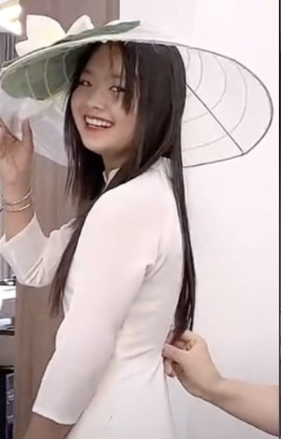 Mới đây, hot girl dân tộc tuổi teen này còn lần đầu mặc thử áo dài truyền thông. Vẻ đẹp thuần khiết, trong sáng của cô bé đã khiến người xem không tiếc lời khen ngợi.