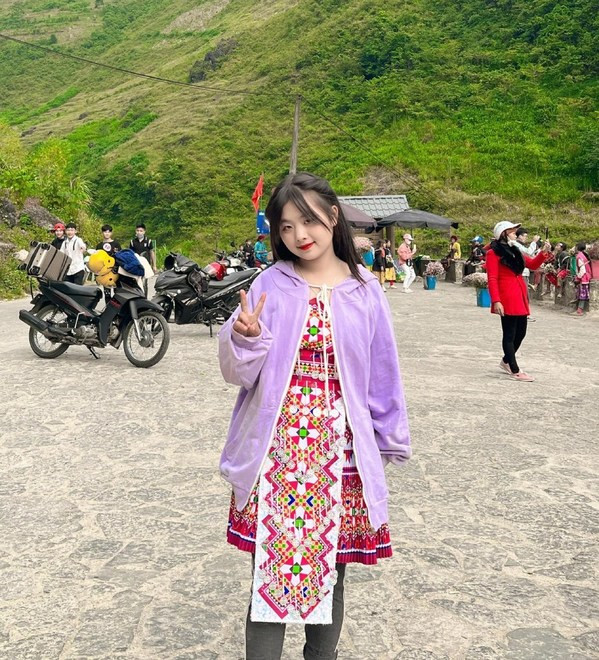 Do đây là lần đầu tiên được mặc trang phục truyền thống nên Dua còn có chút e thẹn, ngại ngùng hệt như một thiếu nữ.