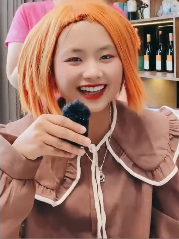 Ngay cả khi bắt đầu với công việc người mẫu độc quyền, khi ai hỏi gì, Phúng Phính cũng không thể nhanh chóng trả lời, lúc nào cũng e thẹn, ngại ngùng quay đi.