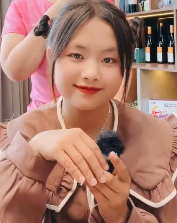 Thế nhưng, sau nhiều tháng xuống thành phố, hiện tại cô bé đã chủ động nói chuyện nhiều hơn. Đặc biệt là trong các livestream gần đây nhất, em còn có thể tự mình giao lưu với người xem mà không cần ai phải thúc giục.