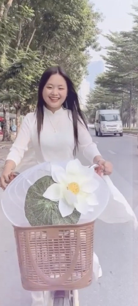 Mới đây nhất, Phúng Phính đã khiến nhiều người xem bất ngờ khi diện áo dài trắng, đạp xe trên phố đón thu Hà Nội.