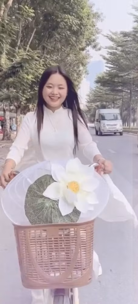 Mới đây nhất, Phúng Phính đã khiến nhiều người xem bất ngờ khi diện áo dài trắng, đạp xe trên phố đón thu Hà Nội.