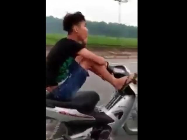 Người Lao Động cho biết thêm, thanh niên này đang sinh sống tại TP Long Khánh, thường hay mặc áo có hình con gấu, bán bánh kẹo tại các quán nhậu ở khu vực trung tâm thành phố.