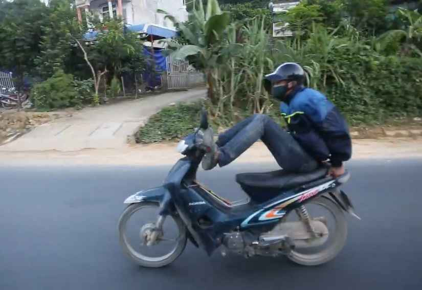 Lại thêm trường hợp dùng chân "làm xiếc" trên đường.