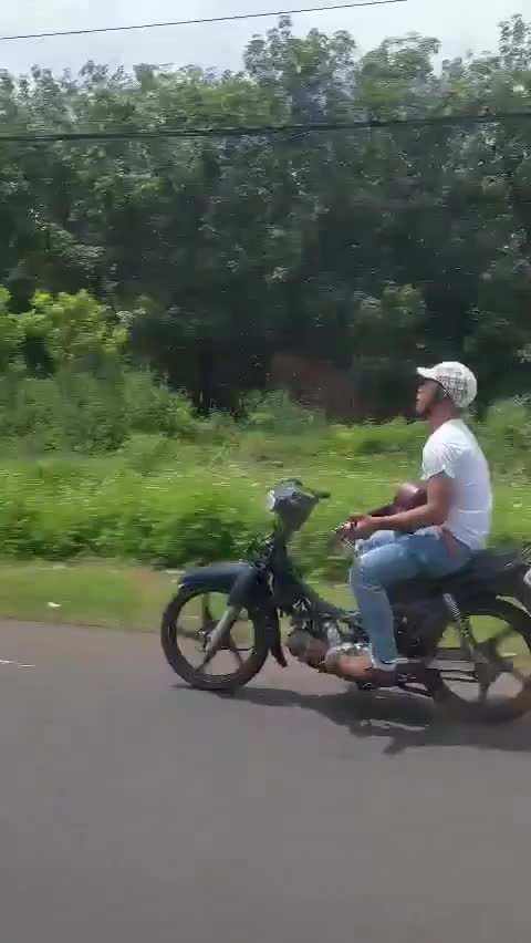 Đoạn clip nhanh chóng thú hút lượng người xem đông đảo với khĩ thuật điêu nghệ của anh chàng.