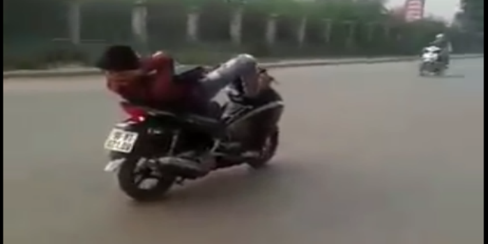 Đây không phải lần đầu tiên những hành động coi thường luật an toàn giao thông trên được netizen mang ra bàn tán.