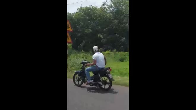 Thậm chí, chính người dân đi trên đường quay lại cũng phải khen thanh niên này: 'trời ơi ngầu dữ'.