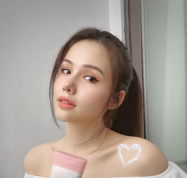 Chuyện thay đổi kiểu tóc sẽ ảnh hưởng tới nhan sắc của bất cứ ai. Có đôi khi chọn nhầm style tóc dù gương mặt xinh đến mấy cũng khó lòng cứu vãn, điển hình mới nhất là trường hợp của Phanh Lee.