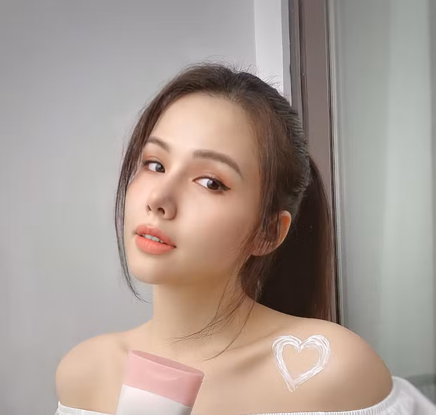 Chuyện thay đổi kiểu tóc sẽ ảnh hưởng tới nhan sắc của bất cứ ai. Có đôi khi chọn nhầm style tóc dù gương mặt xinh đến mấy cũng khó lòng cứu vãn, điển hình mới nhất là trường hợp của Phanh Lee.