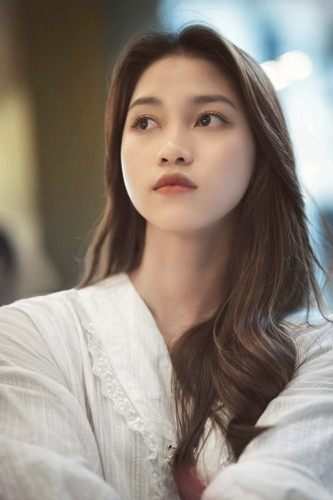 Phương hiếm khi khoe ảnh mặc đồ gợi cảm mà thay vào đó ưa chuộng phong cách kín đáo, trẻ trung.