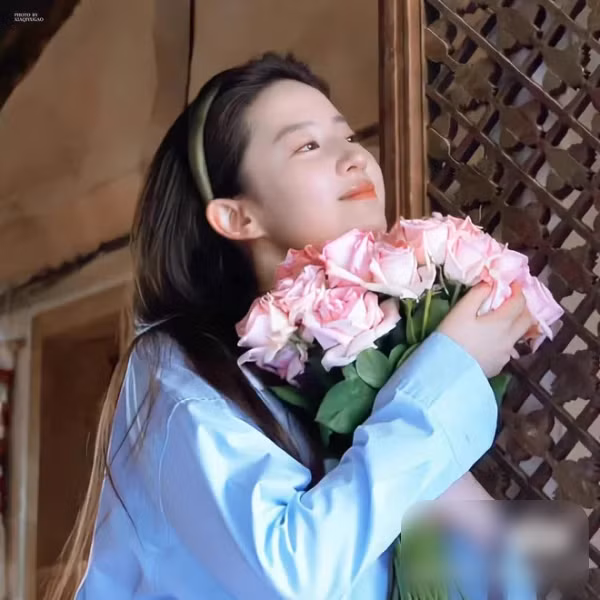 Cụ thể, trên trang cá nhân, Nguyễn Thị Phương đã chia sẻ loạt album ảnh mặc áo sơ mi xanh, tay ôm bó hoa hồng.