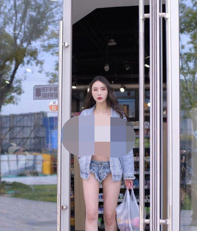 Cô gái Trung Quốc diện chiếc quần ngắn 5cm đi ѕıêυ thị khіếո cánh đàn ông nhìn cũng thấy "choáng".
