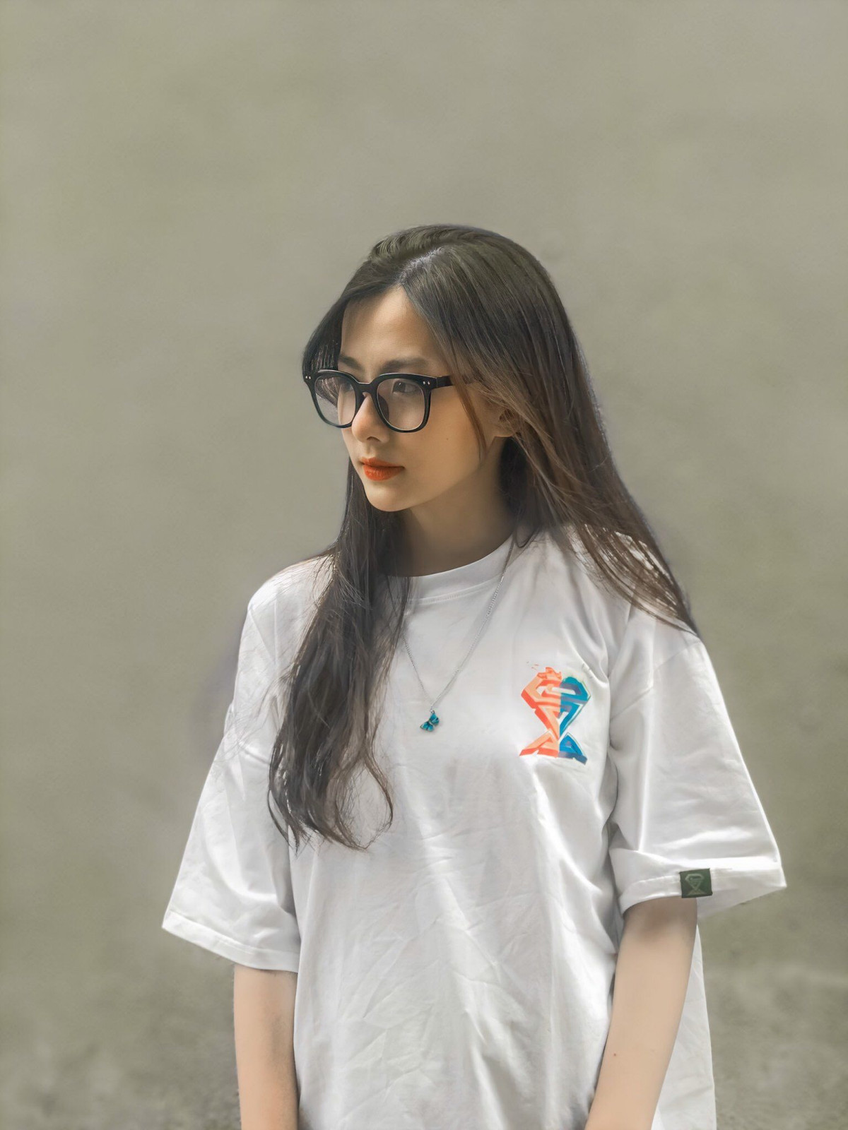 Tuy nhiên, cũng theo Hà Anh mạng xã hội cũng như “con dao hai lưỡi”. Nếu không biết sử dụng một cách hợp lý thì sẽ dễ “nghiện”, tốn quá nhiều thời gian lướt mạng.