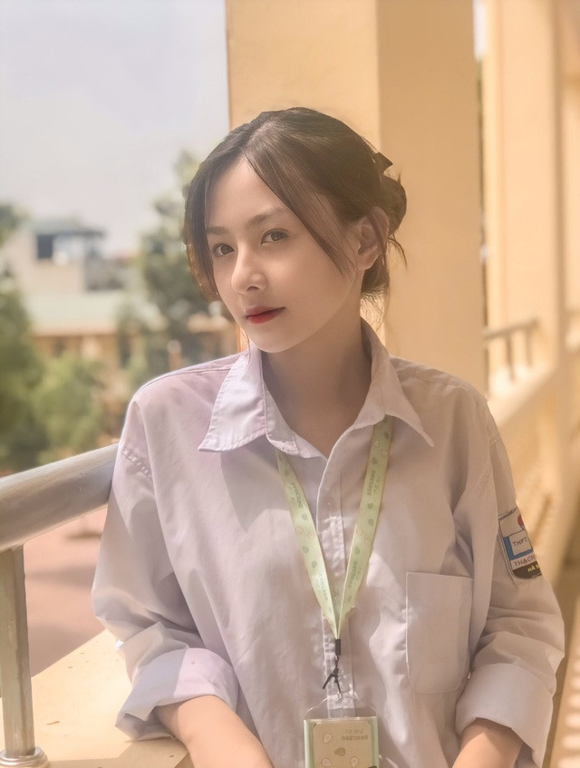 Phan Hà Anh sinh năm 2003, hot girl đồng phục này hiện là học sinh tại trường THPT Thạch Thất.